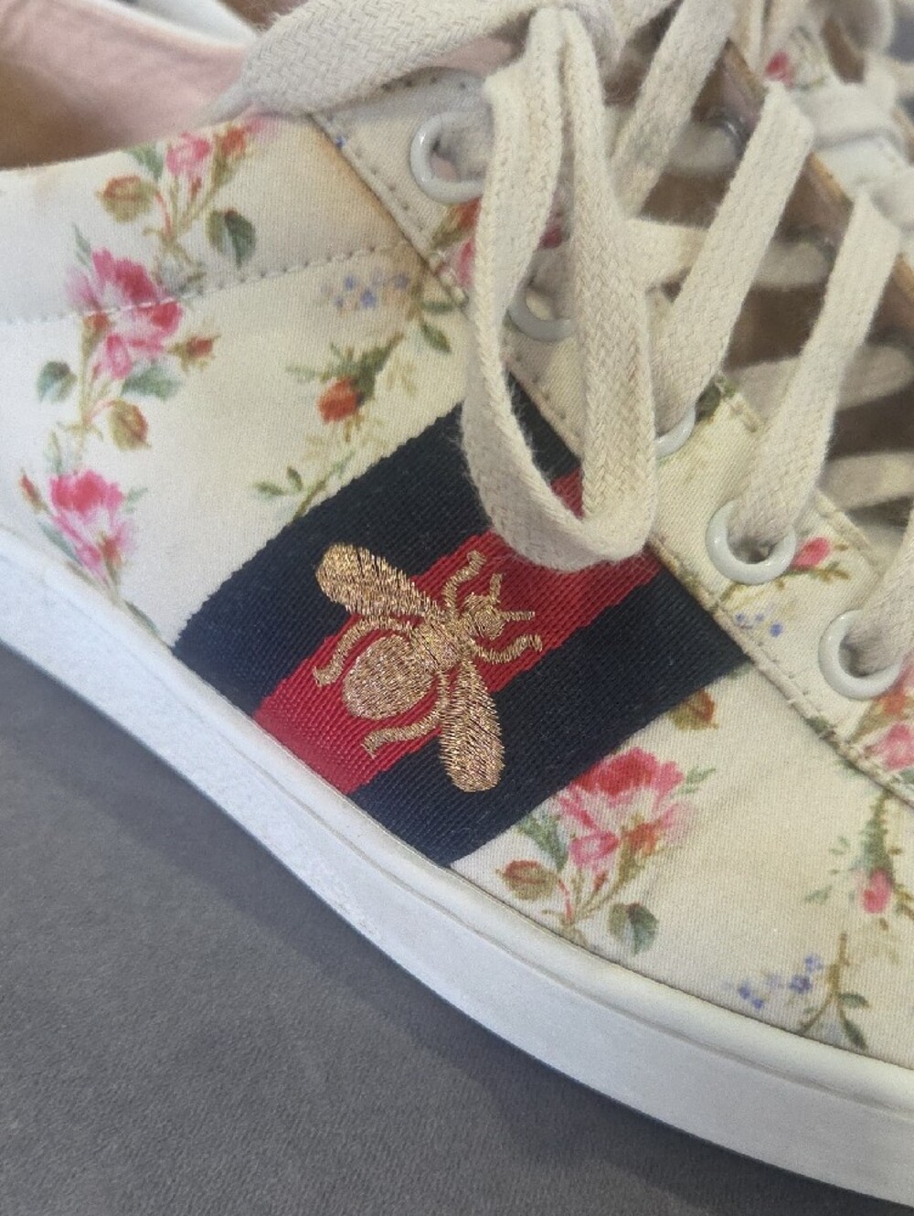 Gucci Floral Lace-Up Low-Top Sneakers in Cream with Red & Navy Stripe - Picture 3 of 13